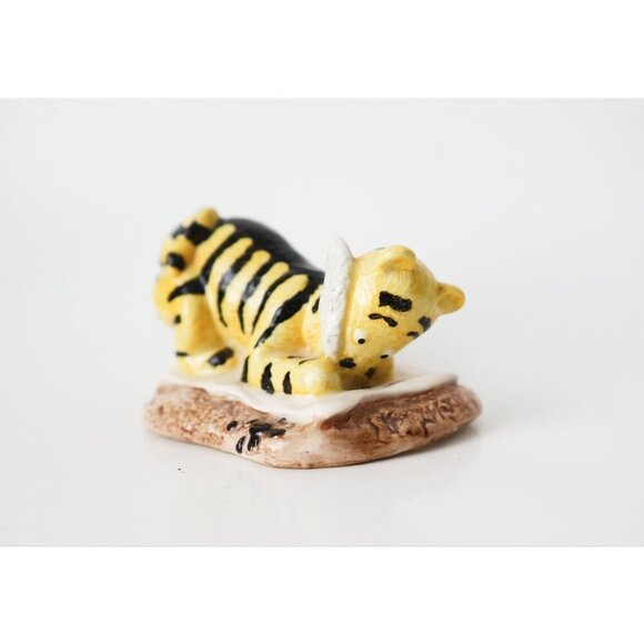 Vintage Royal Doulton Tigger Signs The Rissolution Walt Disney Figurine Winnie - Picture 1 of 6
